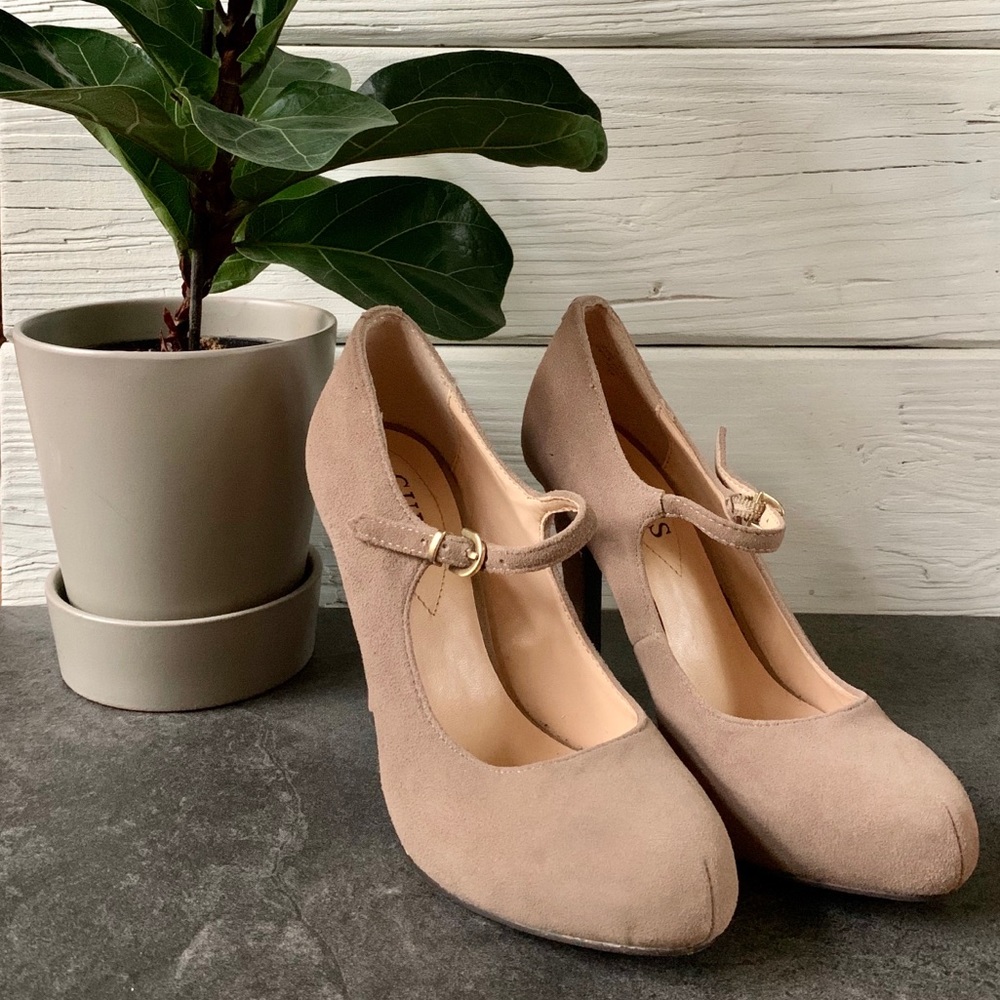 Guess tan suede pumps